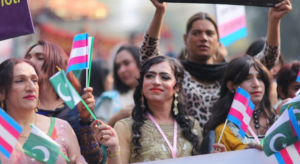 パキスタン：トランスジェンダーの人々による初のプライド・マーチ ステレオタイプをぶち壊す願いをこめて