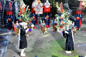 女装の男児ら「百石踊り」奉納 三田・駒宇佐八幡神社