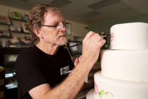 性転換祝うケーキの制作を拒否、クリスチャンのケーキ職人が敗訴 控訴へ