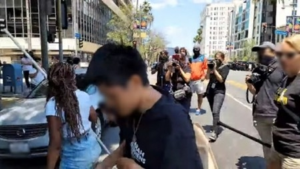 トランスジェンダーの女湯利用で対立、米LAの韓国式サウナ前でデモ隊が流血衝突